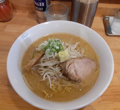 白いシンプルな丼鉢に味噌ラーメン
