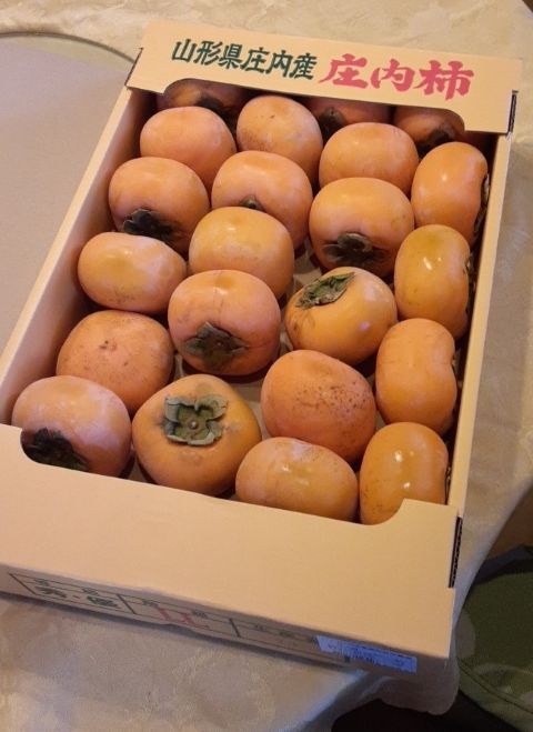 箱いっぱいの柿