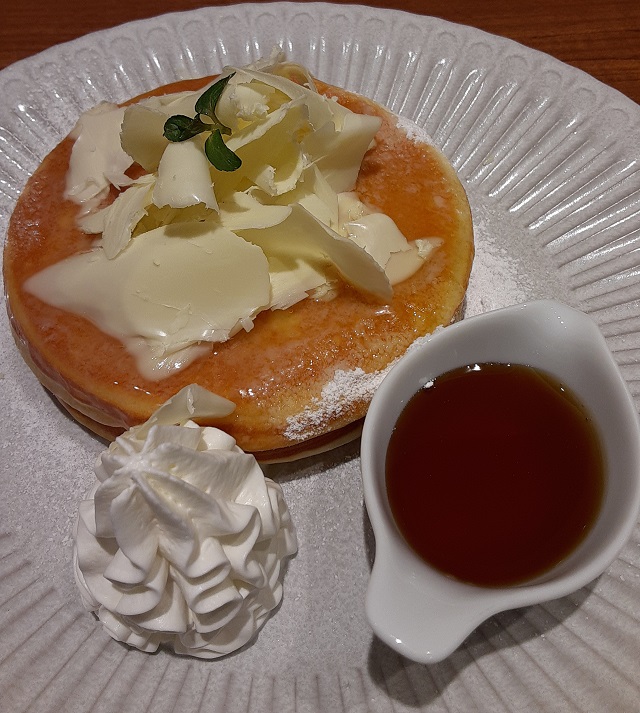 贅沢ホイップクリームパンケーキ甜菜糖蜜添え